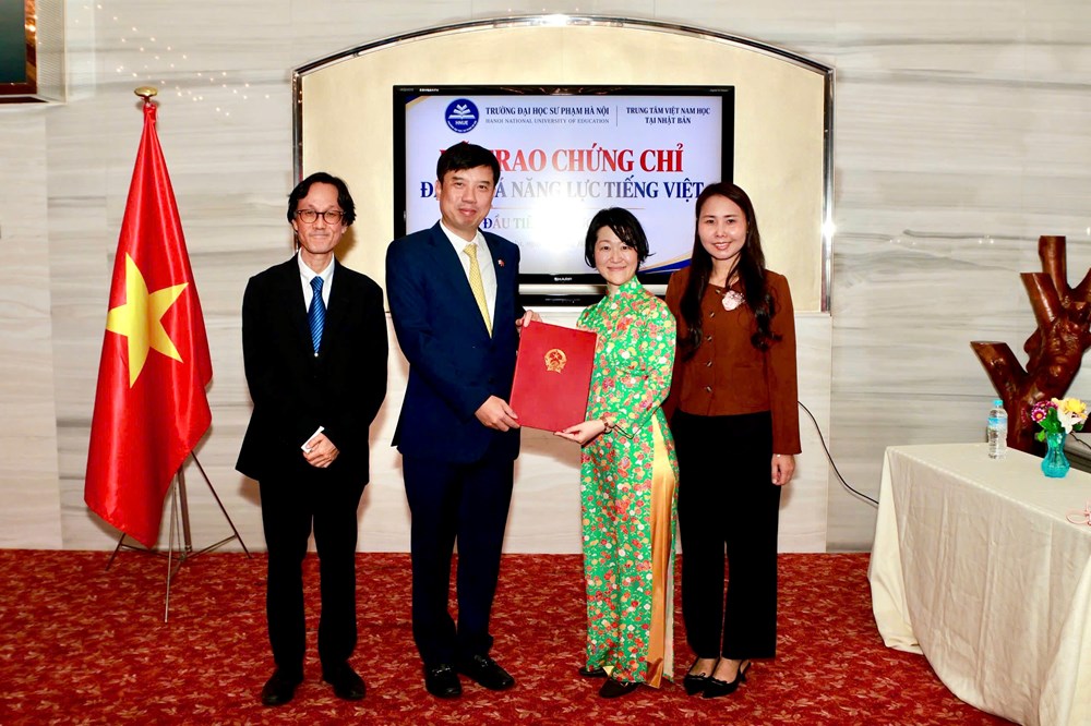 Trao chứng chỉ Kỳ thi đánh giá năng lực tiếng Việt trên máy tính tại Nhật Bản - ảnh 1