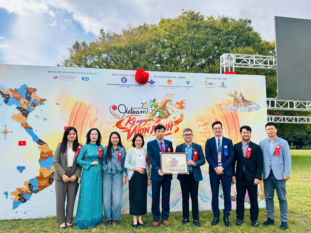 Ca sĩ Anh Tú biểu diễn tại Festival Trái Tim Việt Nam 2026 ở Nhật Bản - ảnh 2