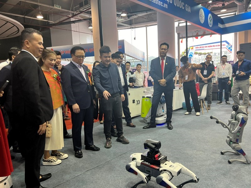 Khai mạc triển lãm Xúc tiến thương mại và đầu tư Doanh nhân trẻ Việt Nam tại Quảng Ninh - Anh 3