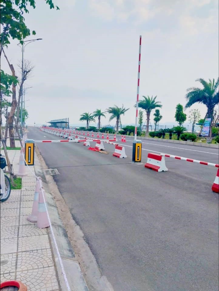 Du khách chờ phà đi Cát Bà từ 5h30 sáng - ảnh 2