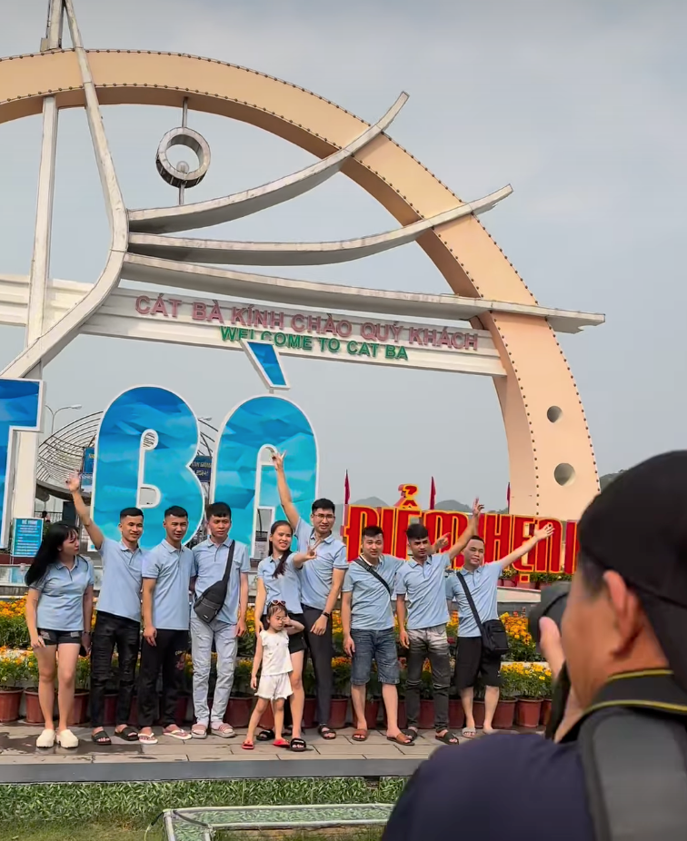 Du khách chờ phà đi Cát Bà từ 5h30 sáng - ảnh 1