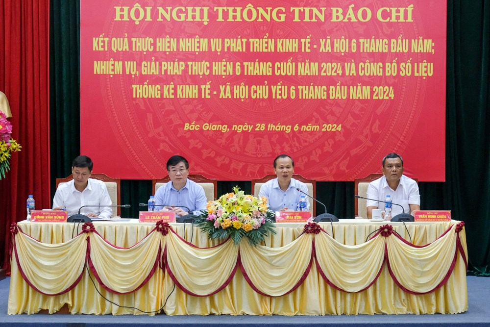 Khách du lịch 6 tháng đạt 1,8 triệu lượt, tăng 38% - ảnh 1