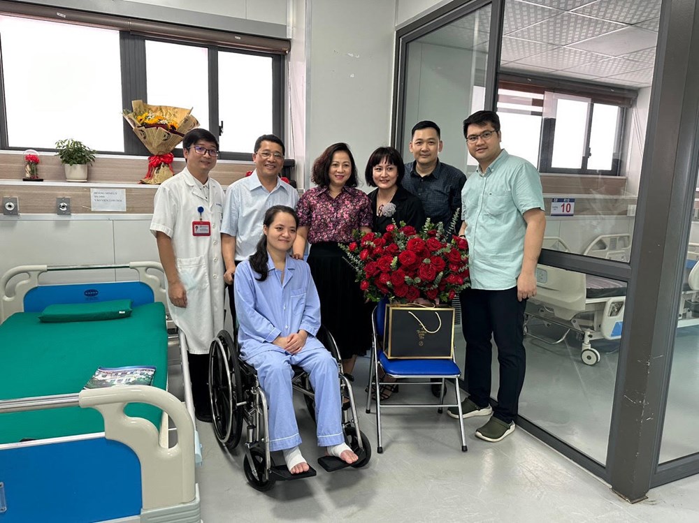Nữ bác sĩ bị kính rơi vào đầu tại quán cà phê sắp được ra viện - ảnh 1