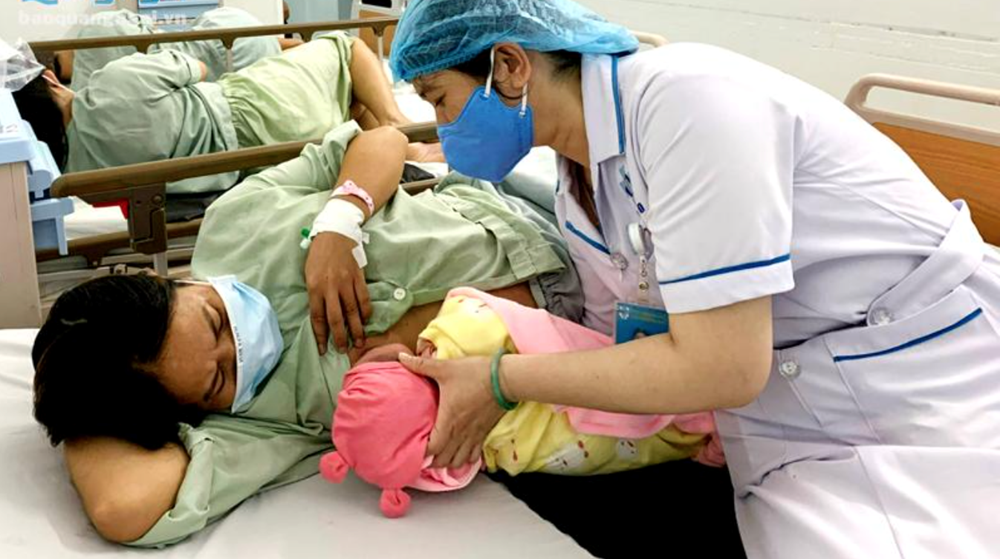 Ngành công nghiệp sữa gây hiểu nhầm về sữa công thức gần bằng hoặc tốt hơn sữa mẹ - ảnh 1