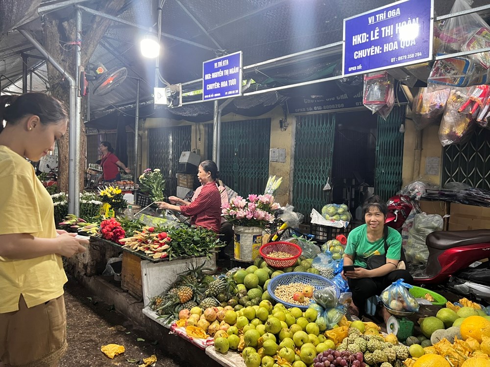 Hà Nội: Kiốt ở chợ truyền thống có biển tên - ảnh 2