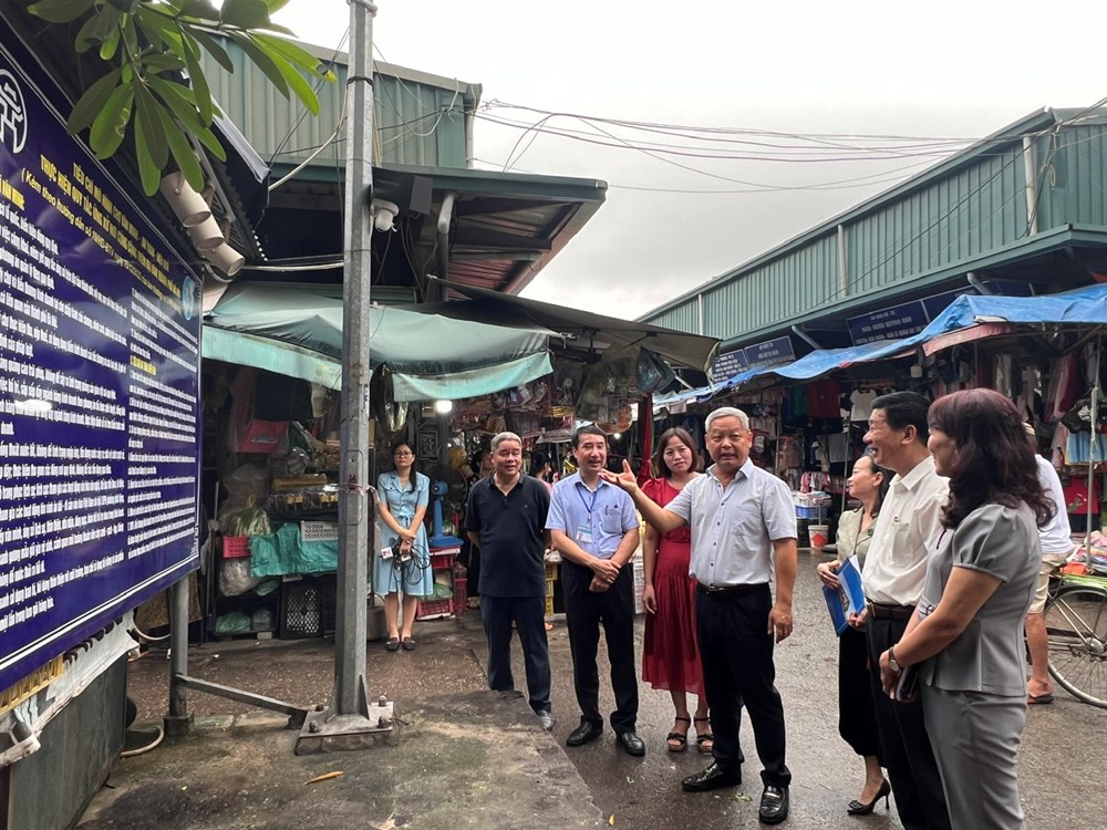Hà Nội: Kiốt ở chợ truyền thống có biển tên - ảnh 1