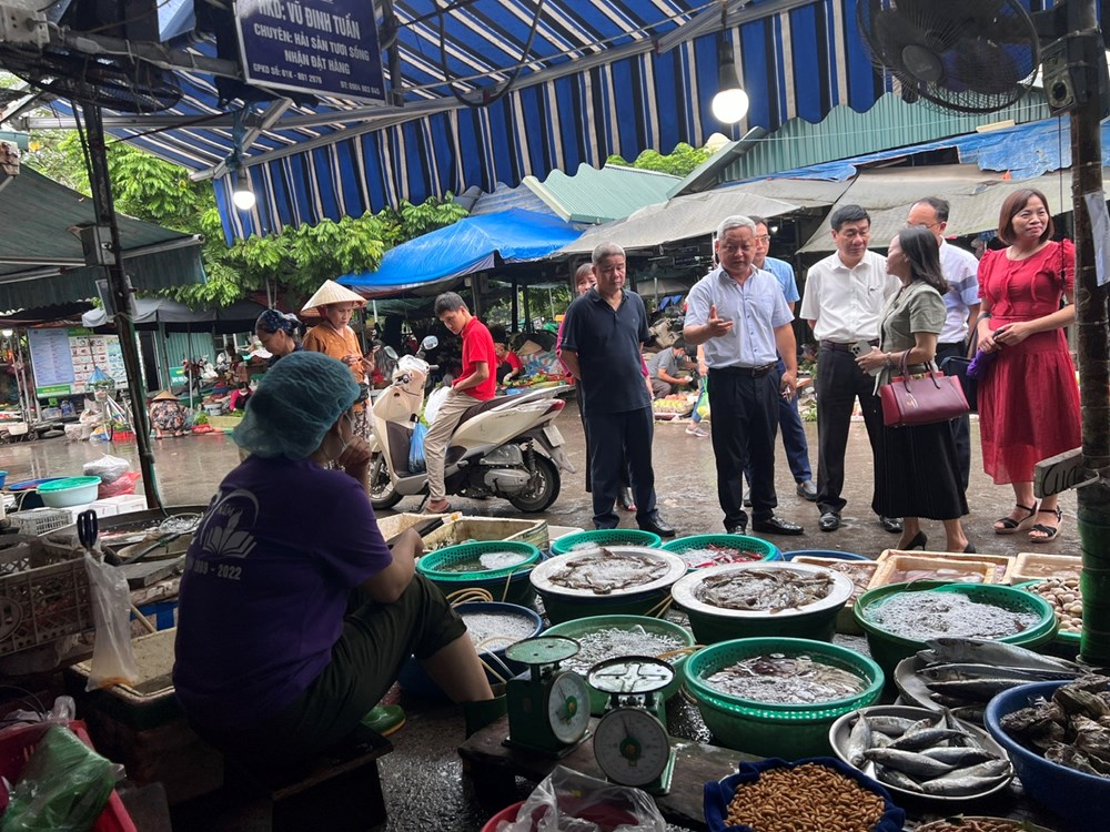 Hà Nội: Kiốt ở chợ truyền thống có biển tên - ảnh 3