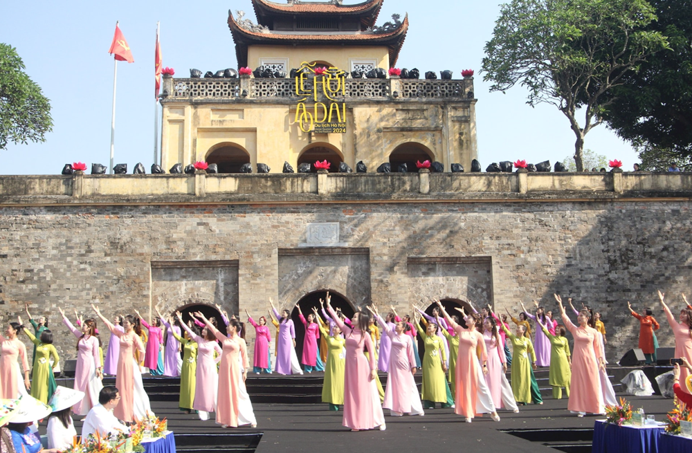Hơn 1.000 phụ nữ Thủ đô duyên dáng trong màn đồng diễn dân vũ và Carnaval Áo dài năm 2024 - ảnh 2