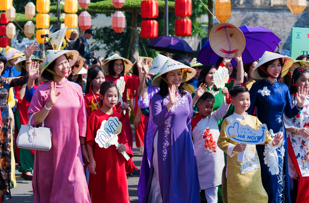 Hơn 1.000 phụ nữ Thủ đô duyên dáng trong màn đồng diễn dân vũ và Carnaval Áo dài năm 2024 - ảnh 3