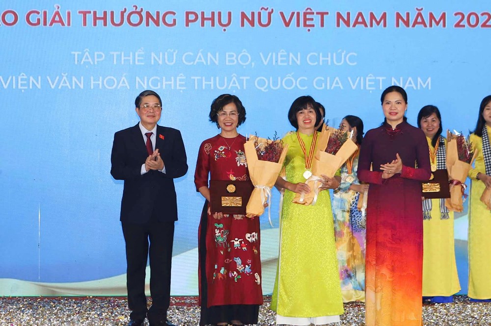 Tập thể nữ Viện Văn hoá nghệ thuật Quốc gia VN và Phó Giám đốc Nhà hát Cải lương Việt Nam được trao giải thưởng Phụ nữ VN 2024 - ảnh 3