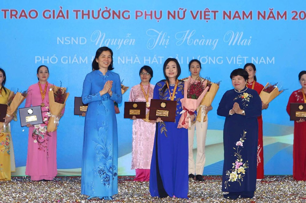 Tập thể nữ Viện Văn hoá nghệ thuật Quốc gia VN và Phó Giám đốc Nhà hát Cải lương Việt Nam được trao giải thưởng Phụ nữ VN 2024 - ảnh 2