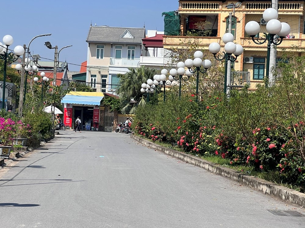 Độc đáo trang trí tường gạch cũ kỹ bằng các ô màu ở Gia Lâm - ảnh 5