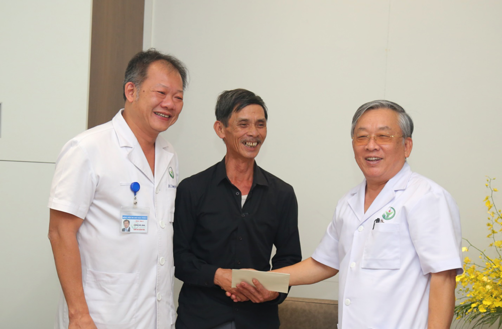 Cuộc hội ngộ của người được ghép gan đầu tiên với bác sĩ phẫu thuật - ảnh 1