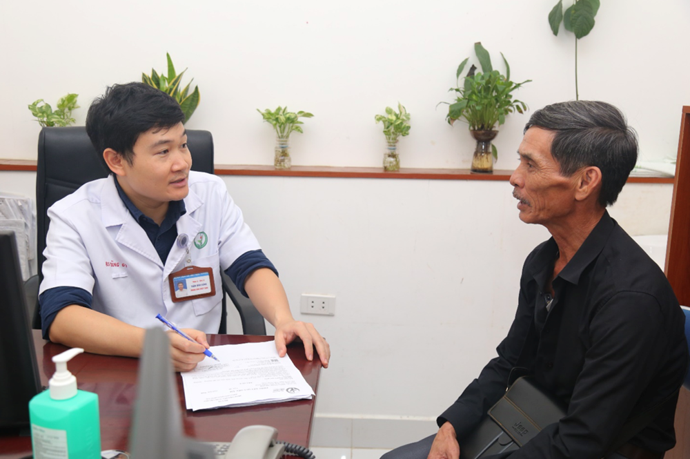 Cuộc hội ngộ của người được ghép gan đầu tiên với bác sĩ phẫu thuật - ảnh 2