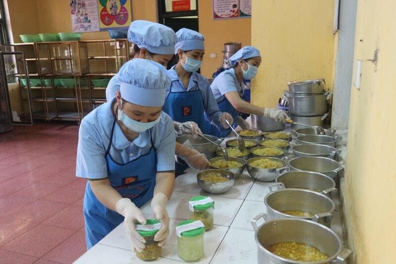 Tầm quan trọng của kiểm thực 3 bước và lưu mẫu thức ăn - ảnh 1
