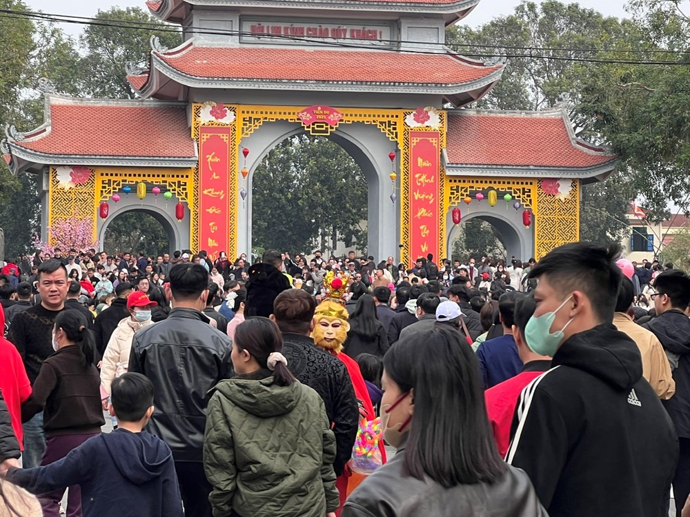 Hội Lim đón hàng nghìn du khách nô nức trẩy hội đầu Xuân - ảnh 1