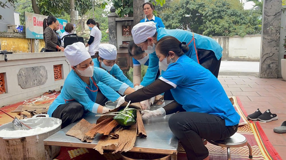 Đấu giá mâm bánh tẻ khổng lồ của làng Phú Nhi - ảnh 2