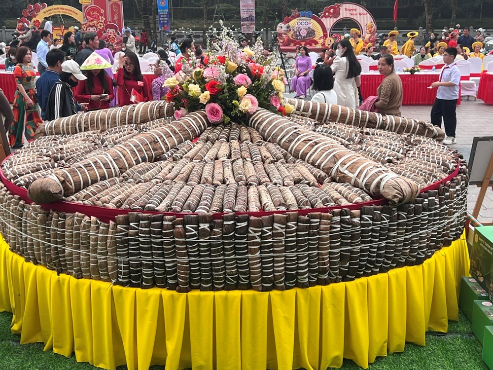 Đấu giá mâm bánh tẻ khổng lồ của làng Phú Nhi - ảnh 1