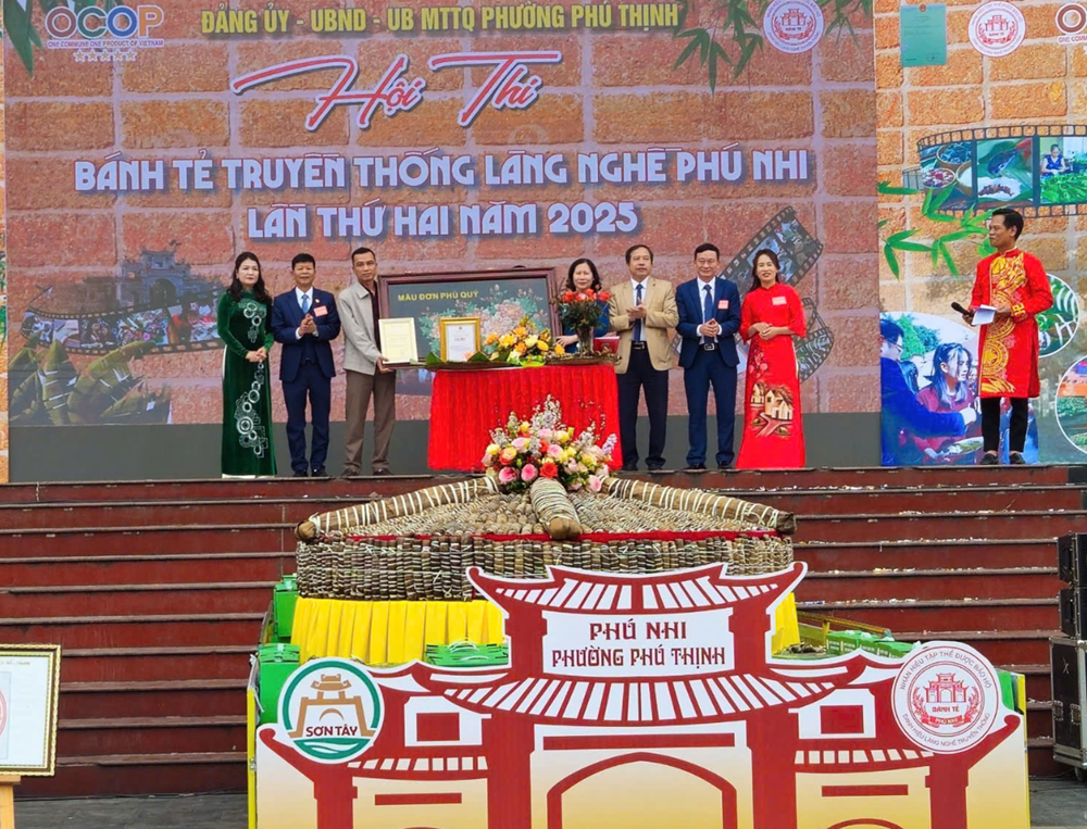 Đấu giá mâm bánh tẻ khổng lồ của làng Phú Nhi - ảnh 3