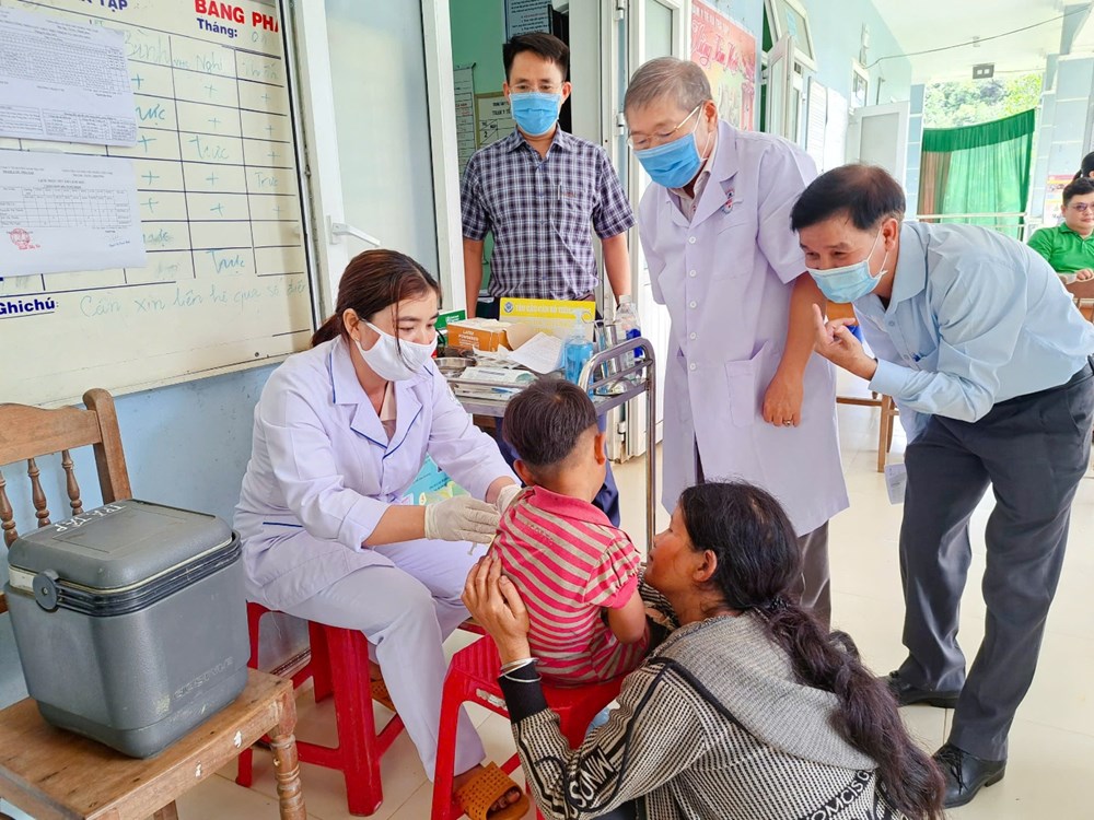 Đảm bảo 100% trẻ dưới 10 tuổi ở huyện Nam Trà My được tiêm vắcxin sởi - Rubella - ảnh 1