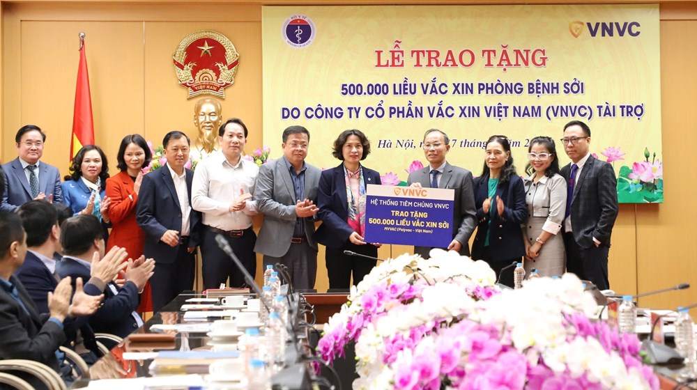 VNVC trao tặng 500.000 liều vắcxin phòng bệnh sởi, ngăn ngừa dịch bùng phát - ảnh 1