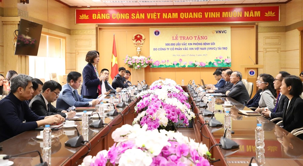 VNVC trao tặng 500.000 liều vắcxin phòng bệnh sởi, ngăn ngừa dịch bùng phát - ảnh 2