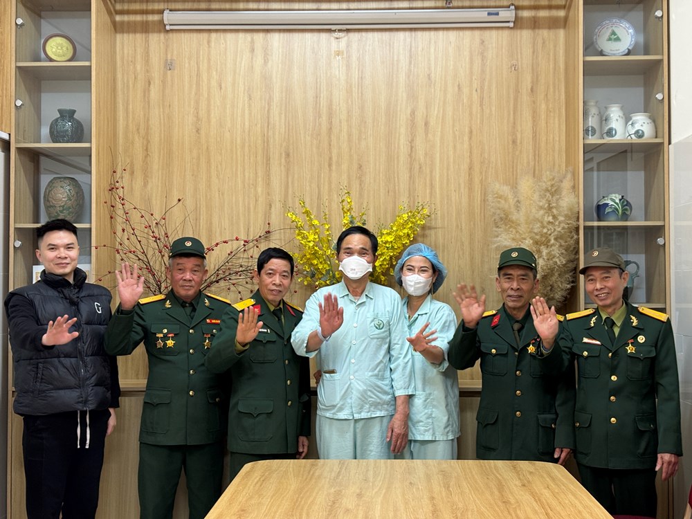 Trái tim mãnh liệt từ chiến trường tới bàn mổ của người thương binh - ảnh 1