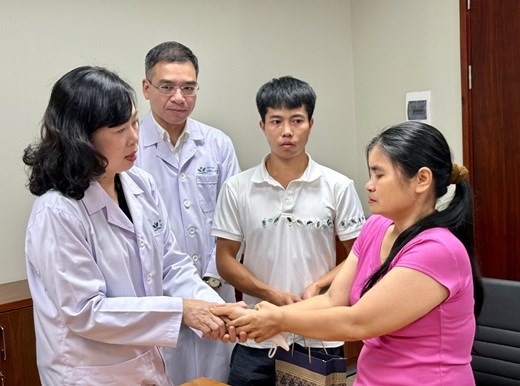Bộ trưởng Bộ Y tế thăm cháu bé bị cán qua người, công an điều tra quy trình tiếp nhận bệnh nhi - ảnh 2