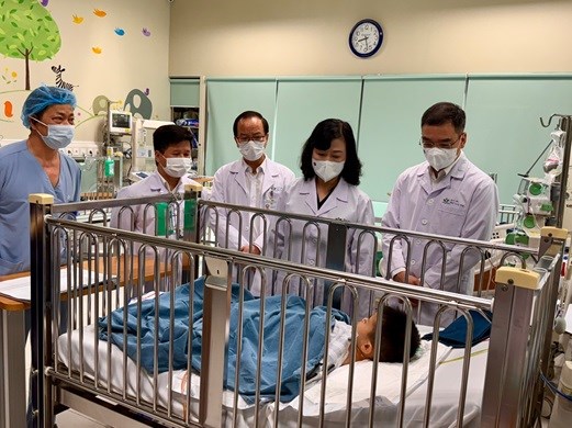 Bộ trưởng Bộ Y tế thăm cháu bé bị cán qua người, công an điều tra quy trình tiếp nhận bệnh nhi - ảnh 1