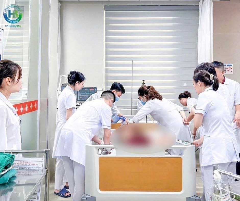 Tập trung toàn viện cứu sống bệnh nhi bị đuối nước - ảnh 1