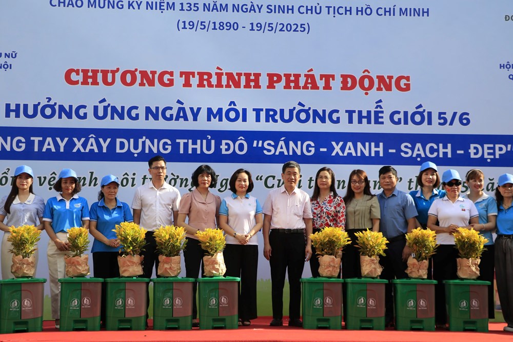 Phụ nữ Thủ đô ra quân tổng vệ sinh môi trường Ngày “Cuối tuần xanh” - ảnh 1