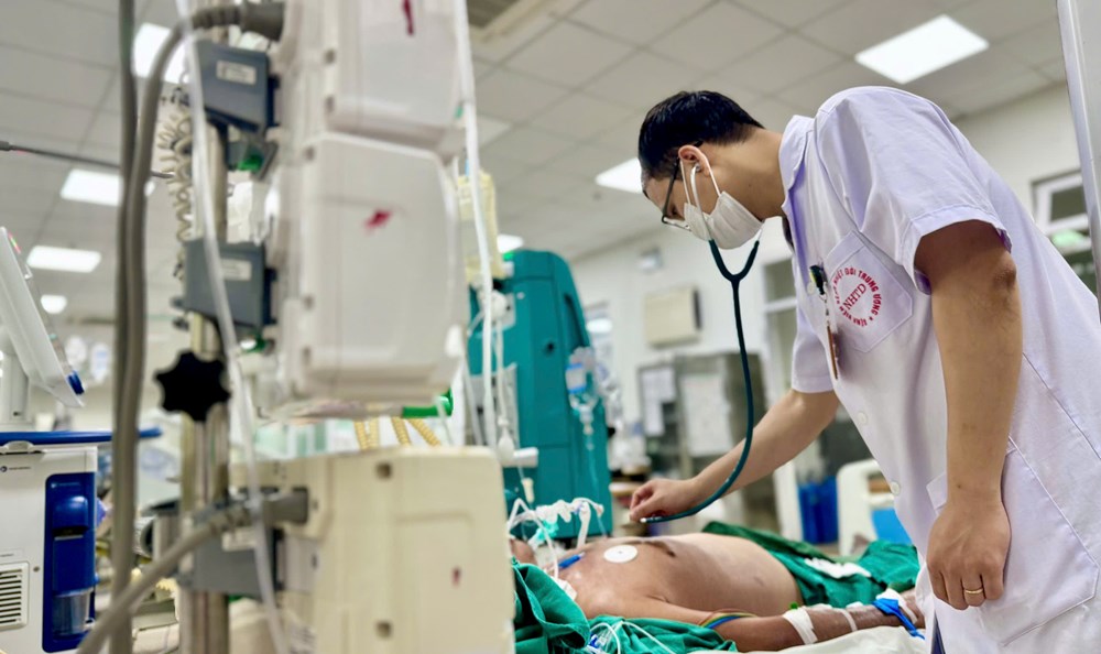 Bị gai đâm ở đầm tôm khiến người đàn ông hoại tử chân vì bệnh viêm mô bào - ảnh 1