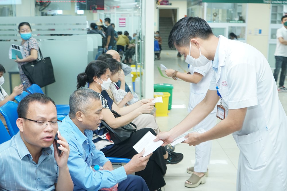 Đề nghị bảo vệ nhắc nhở người hút thuốc lá trong khuôn viên bệnh viện - ảnh 2