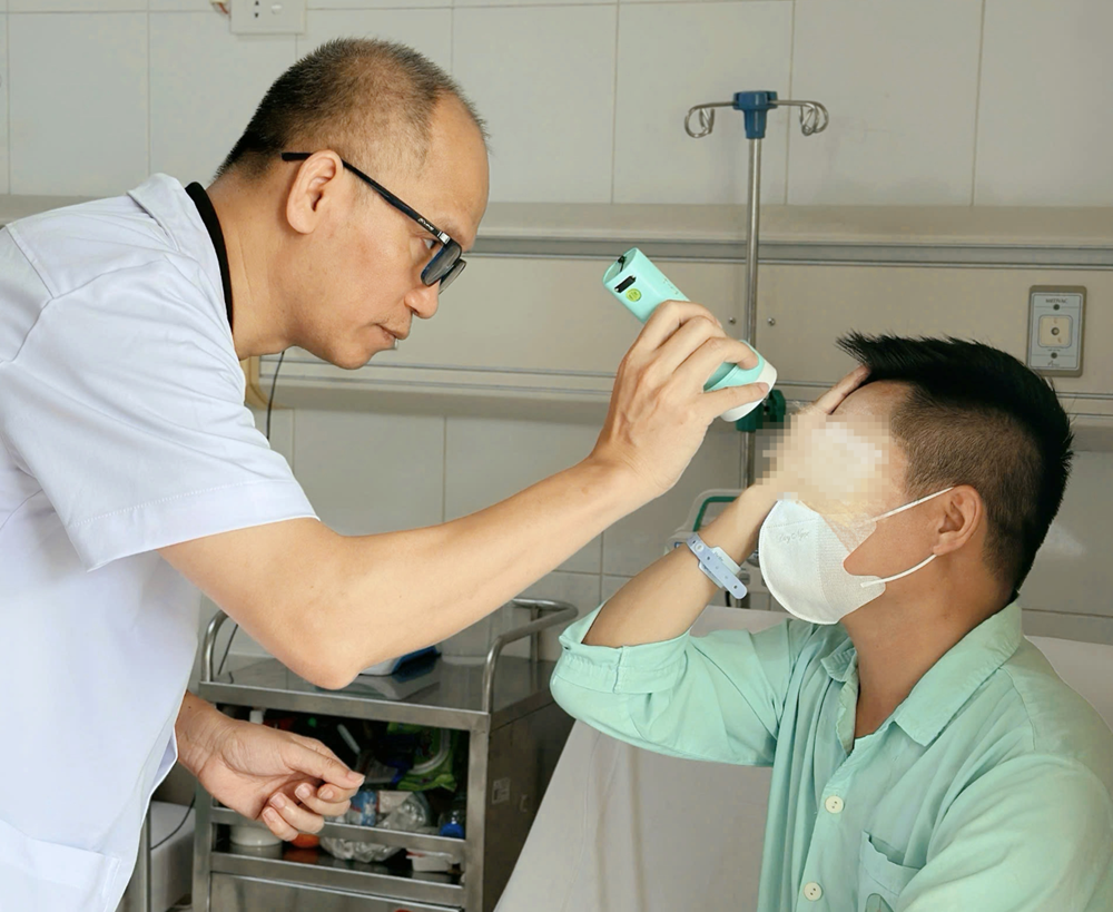 Nam giới cũng bị biến chứng, nguy cơ mù mắt từ thẩm mỹ không an toàn - ảnh 1