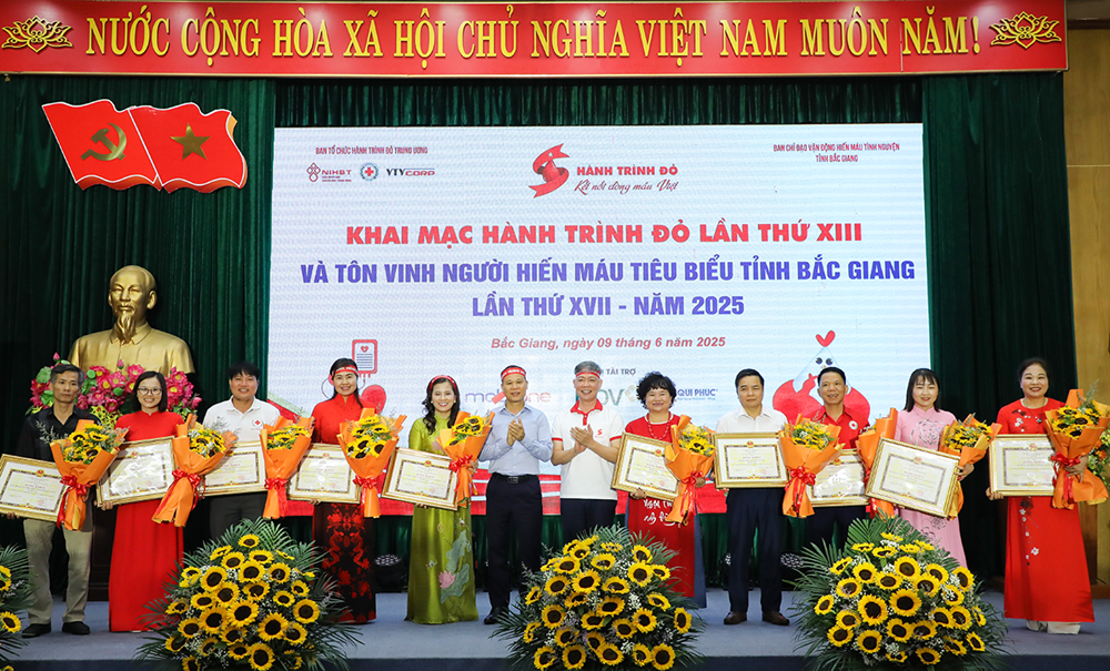 Bắc Giang tôn vinh người hiến máu tiêu biểu và khởi động “Hành trình đỏ” năm 2025 - ảnh 2