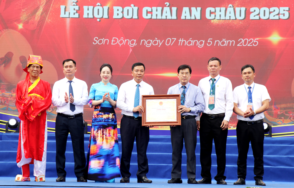 Giữ gìn và phát huy di sản văn hoá phi vật thể Lễ hội bơi chải An Châu - ảnh 1