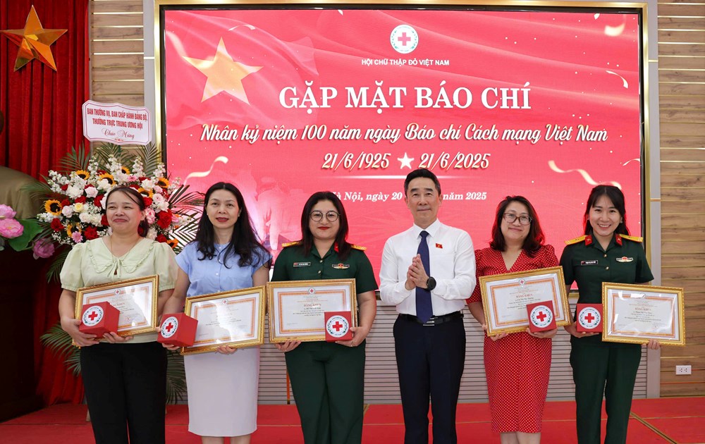 Báo chí đồng hành cùng các hoạt động nhân đạo - ảnh 2