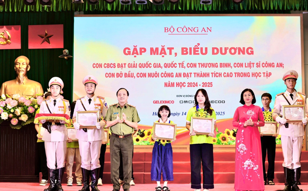 Gặp mặt, biểu dương học sinh tiêu biểu là con cán bộ chiến sĩ công an - ảnh 1