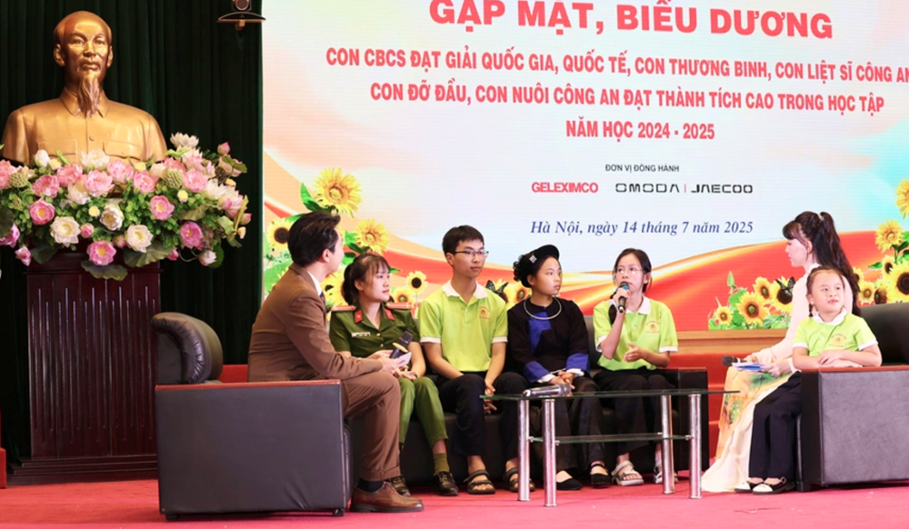 Gặp mặt, biểu dương học sinh tiêu biểu là con cán bộ chiến sĩ công an - ảnh 3