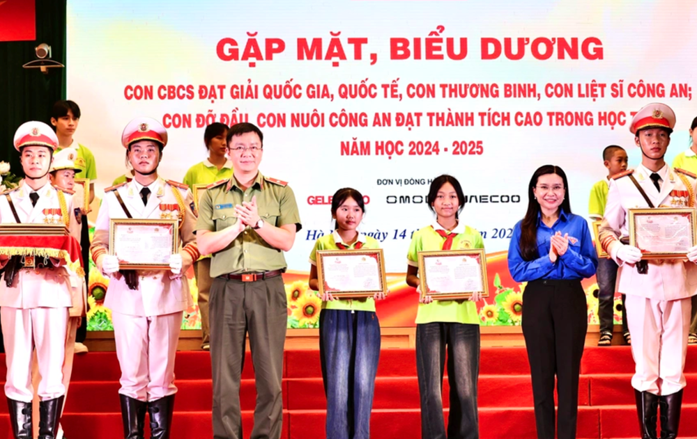 Gặp mặt, biểu dương học sinh tiêu biểu là con cán bộ chiến sĩ công an - ảnh 2