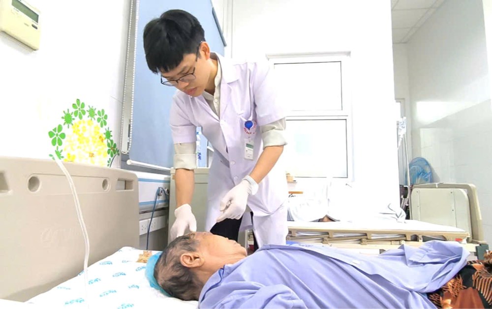 Biến chứng nguy hiểm của bệnh Zona do tự ý dùng Corticoid kéo dài - ảnh 1