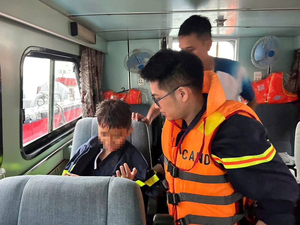 Tổ chức cấp cứu, điều trị kịp thời nạn nhân bị lật tàu du lịch ở Quảng Ninh - ảnh 1