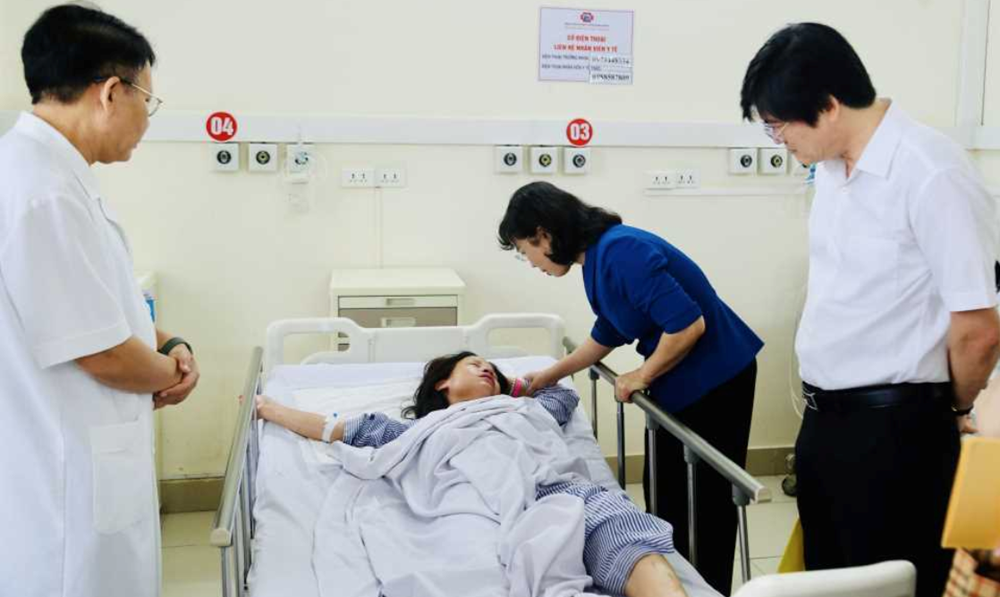 2 nạn nhân bị chấn thương sọ não trong vụ lật tầu du lịch ở Quảng Ninh - ảnh 1
