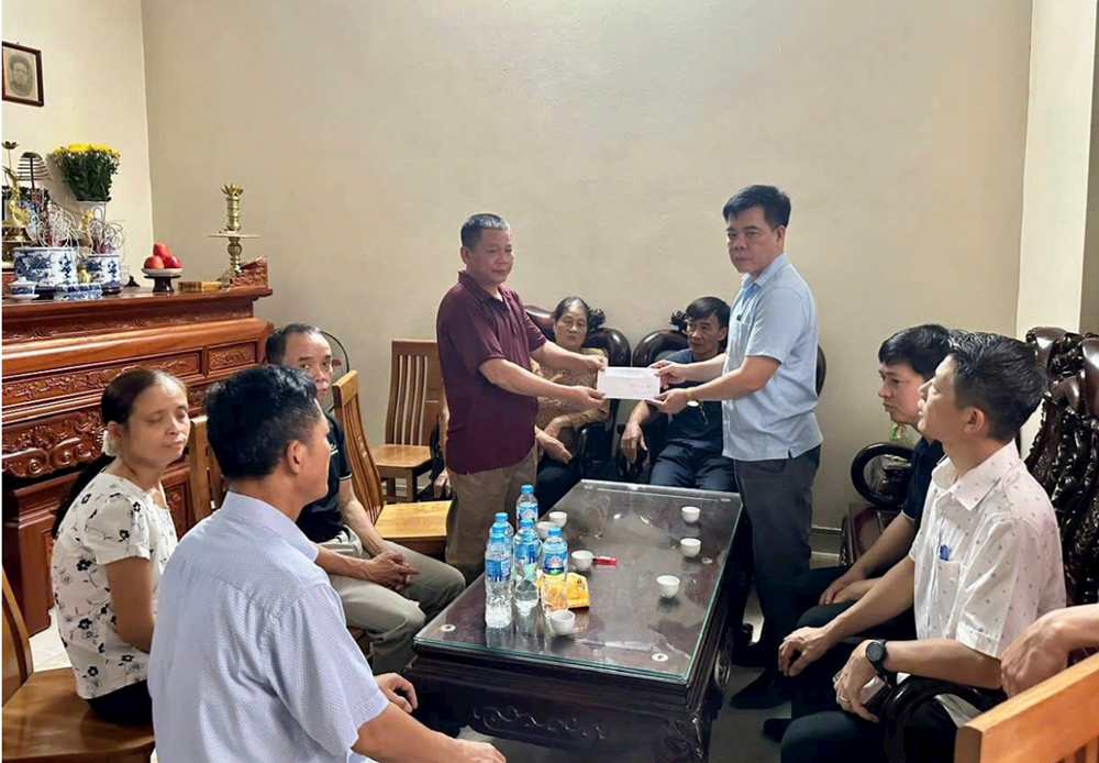 Hà Nội hỗ trợ bước đầu 88 triệu đồng cho gia đình công dân trong vụ lật tàu ở Quảng Ninh - ảnh 1