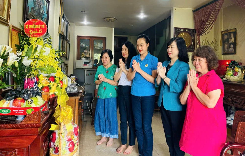 Dâng hương, thắp nến tưởng niệm các anh hùng liệt sĩ - ảnh 1