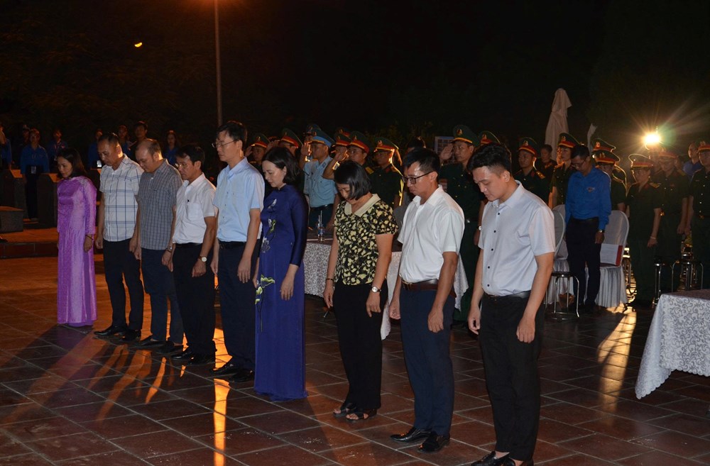 Dâng hương, thắp nến tưởng niệm các anh hùng liệt sĩ - ảnh 2