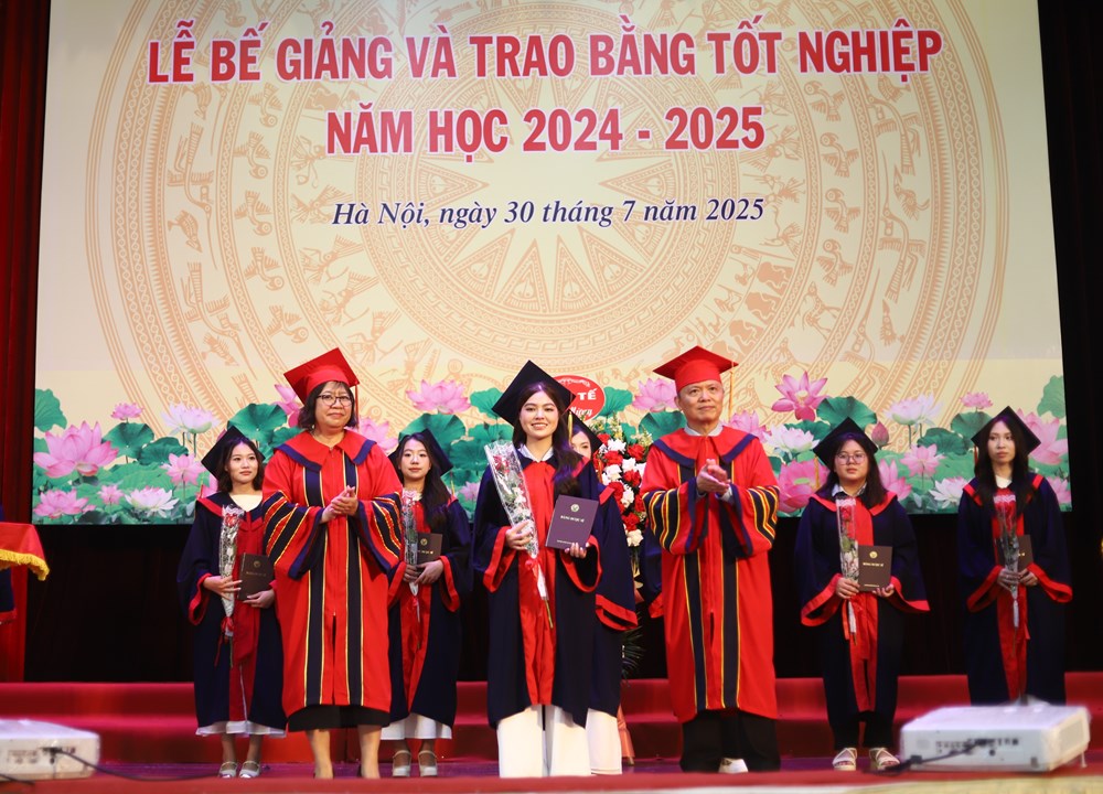 Trường ĐH Y Dược có bác sĩ Nội trú tốt nghiệp đầu tiên - ảnh 3