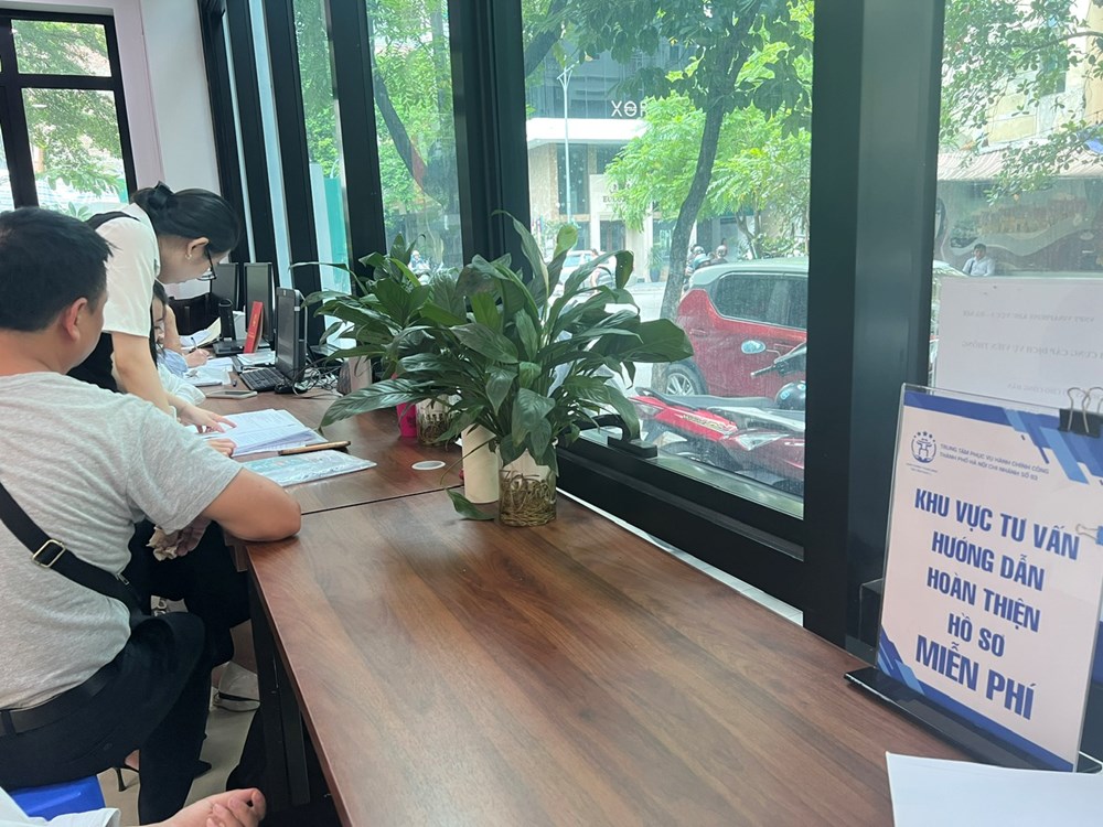 Nhiều người chưa biết đến tiện tích miễn phí tại các điểm phục vụ hành chính công ở Hà Nội - ảnh 1