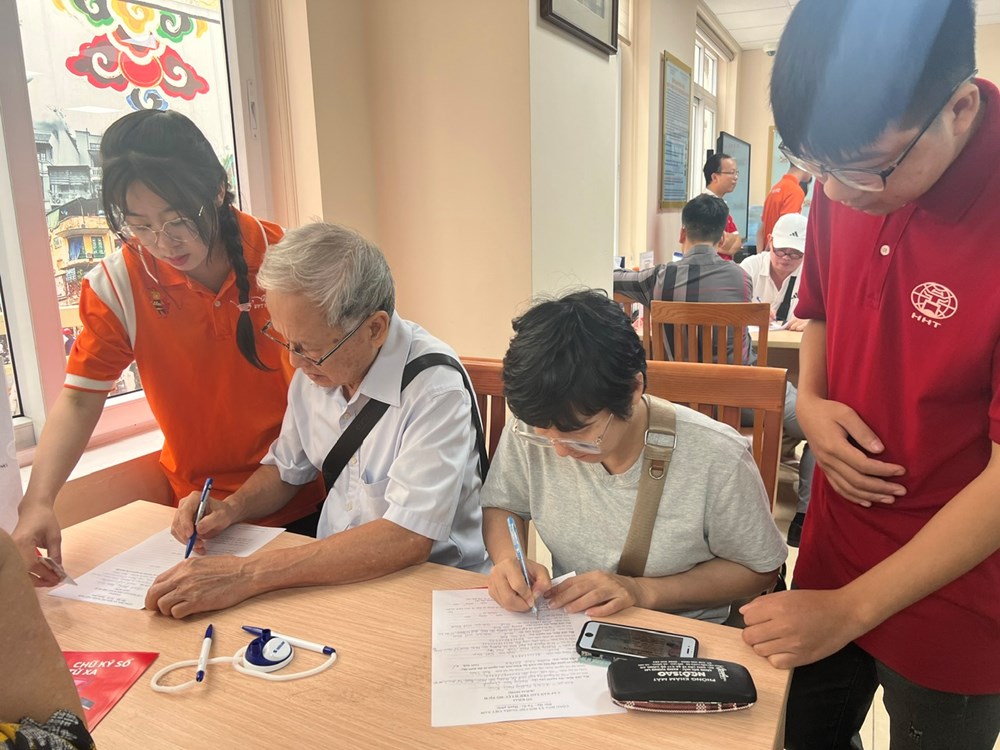 Nhiều người chưa biết đến tiện tích miễn phí tại các điểm phục vụ hành chính công ở Hà Nội - ảnh 2