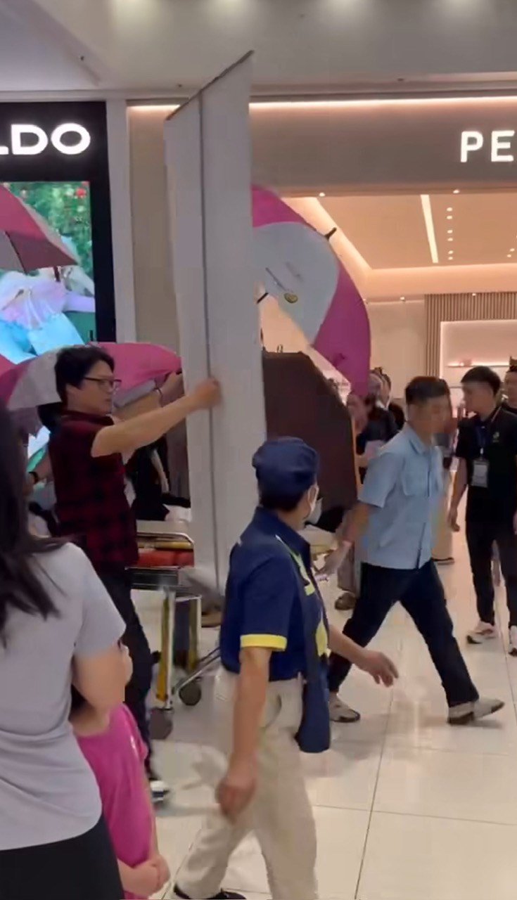 Người đàn ông rơi từ tầng cao Trung tâm Thương mại Aeon Long Biên - ảnh 3